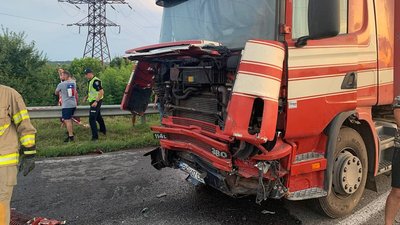 Біля Рівного зіткнулись вантажівка й легковик. Пасажирка BMW загинула Біля Рівного зіткнулись вантажівка й легковик. Пасажирка BMW загинула