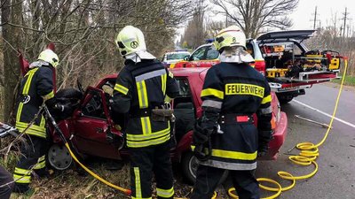 Автомобіль в’їхав у дерево: у ДТП на Черкащині отримала травми жінка