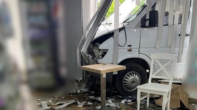 У Чернівцях нетверезий водій мікроавтобуса врізався у заправку У Чернівцях нетверезий водій мікроавтобуса врізався у заправку