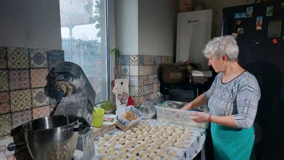 У Сумах "підрозділ фей" пече пиріжки та плете сітки для військових У Сумах "підрозділ фей" пече пиріжки та плете сітки для військових