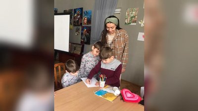 "Зараз я потрібна тут". Історія психологині з Києва, яка допомагає діткам у волонтерському центрі на Прикарпатті "Зараз я потрібна тут". Історія психологині з Києва, яка допомагає діткам у волонтерському центрі на Прикарпатті