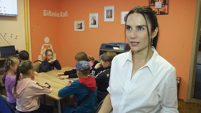 У Хмельницькому Анна Миронова почала працювати з дітками-переселенцями. Каже, ця робота допомогла їй віднайти саму себе. У Хмельницькому Анна Миронова почала працювати з дітками-переселенцями. Каже, ця робота допомогла їй віднайти саму себе.