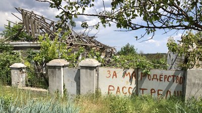 Зруйнований армією РФ будинок. На воротах напис: "За мародерство розстріл". Снігурівку звільнили 10 листопада. Після деокупації там виявили тіла закатованих місцевих жителів Зруйнований армією РФ будинок. На воротах напис: "За мародерство розстріл". Снігурівку звільнили 10 листопада. Після деокупації там виявили тіла закатованих місцевих жителів