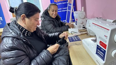 В Ужгороді переселенка із Бердянська Інна Кущ навчає ромок шити одяг В Ужгороді переселенка із Бердянська Інна Кущ навчає ромок шити одяг