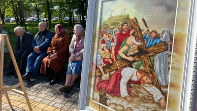 Вишивали три роки: у храмі на Рівненщині презентували волонтерську роботу прихожанок Вишивали три роки: у храмі на Рівненщині презентували волонтерську роботу прихожанок