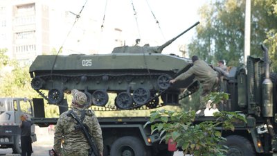 Вивезення памʼятника БМД у Краматорську