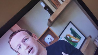У мережі виникла хвиля мемів через пляшку з барбекю на презентації Цукерберга