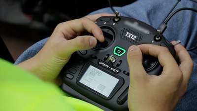 Хлопець виготовляє та ремонтує коптери для ЗСУ Хлопець виготовляє та ремонтує коптери для ЗСУ