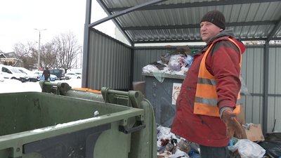 Через сніг і машини у Рівному не можуть вивезти сміття з усіх дворів Через сніг і машини у Рівному не можуть вивезти сміття з усіх дворів