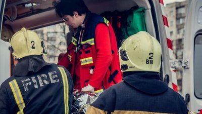 Випав з шостого поверху — у Сумах на вулиці ЗСУ чоловік випав з вікна Випав з шостого поверху — у Сумах на вулиці ЗСУ чоловік випав з вікна