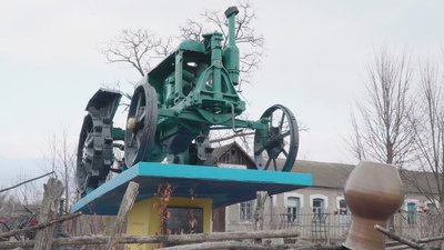 Трактор належав Івану Баглаю, який працював у місцевому колгоспі. У 2009 році його забрали із села, аби створити музей в районі. Проте місцеві жителі обурилися і створили власний музей, аби повернути трактор в Олександро-Калинове Трактор належав Івану Баглаю, який працював у місцевому колгоспі. У 2009 році його забрали із села, аби створити музей в районі. Проте місцеві жителі обурилися і створили власний музей, аби повернути трактор в Олександро-Калинове