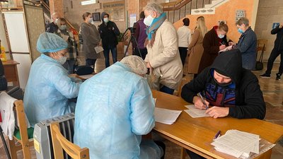 500 людей щеплено: у херсонській бібліотеці працює пункт вакцинації від COVID-19 500 людей щеплено: у херсонській бібліотеці працює пункт вакцинації від COVID-19
