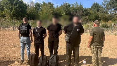 53 тис. доларів, щоб потрапити до Словаччини: на Закарпатті затримали трьох чоловіків