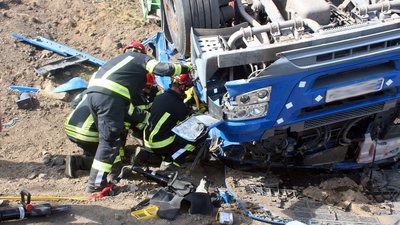 Водія з понівеченої вантажівки діставали рятувальники. Фото: ГУ ДСНС в Хмельницькій області. Водія з понівеченої вантажівки діставали рятувальники. Фото: ГУ ДСНС в Хмельницькій області.