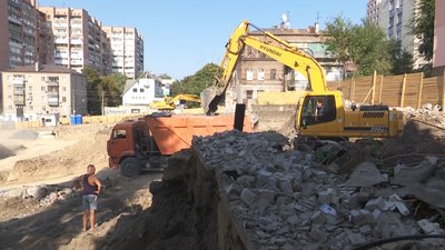 Через забудову в історичному кварталі Дніпра пішов тріщинами будинок – репортаж