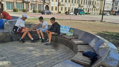 У Кропивницькому школяр грає в шахи, щоб зібрати гроші на потреби ЗСУ