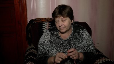 На Чернігівщині незряча жінка в’яже шкарпетки сину, який на фронті, та його побратимам На Чернігівщині незряча жінка в’яже шкарпетки сину, який на фронті, та його побратимам