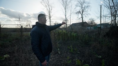 Олексій Ануля під час розповіді про переховування на околиці Лукашівки на Чернігівщині Олексій Ануля під час розповіді про переховування на околиці Лукашівки на Чернігівщині