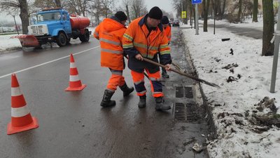 У Києві зливоприймачі очищають від снігу для уникнення підтоплень