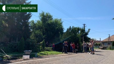 Дорогу ремонтують жителі села на Ужгородщині Дорогу ремонтують жителі села на Ужгородщині