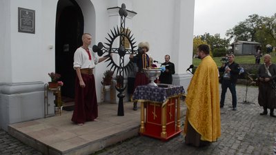 На Черкащині запорізькі козаки встановили хрест біля усипальниці Богдана Хмельницького