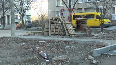 У Франківську 8 місяців ремонтують двір на вулиці Хіміків. Роботи цьогоріч не завершать