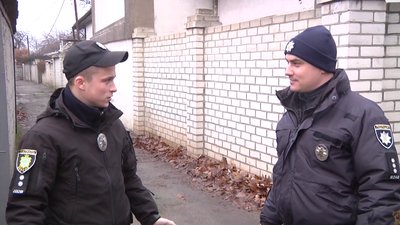 Херсонські патрульні під час виклику знайшли в пакеті 6 цуценят - їх передали до притулку Херсонські патрульні під час виклику знайшли в пакеті 6 цуценят - їх передали до притулку