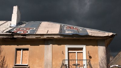 Зруйнований дах на Кирпоноса в Чернігові Зруйнований дах на Кирпоноса в Чернігові