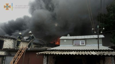 У Чугуєві на Харківщині загорілися торговельні павільйони У Чугуєві на Харківщині загорілися торговельні павільйони