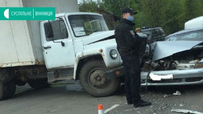 У Вінниці внаслідок зіткнення вантажівки і легковика постраждав поліцейський