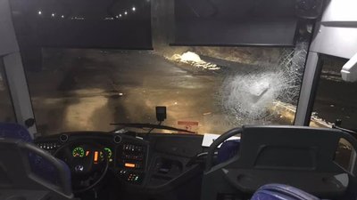 Вдруге за день: невідомі розбили лобове скло автобусу «Автолюкса» Вдруге за день: невідомі розбили лобове скло автобусу «Автолюкса»