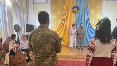 У Львові побралися військовий і волонтерка У Львові побралися військовий і волонтерка