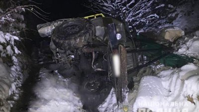 На Буковині перекинулась вантажівка з деревиною: в аварії загинув водій