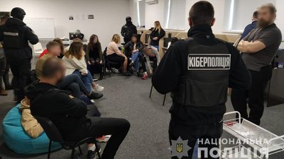 Дзвонили навіть від імені поліцейських — на Київщині викрили шахрайський call-центр