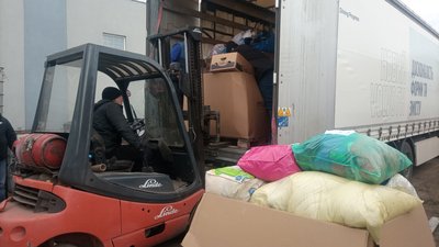 На Закарпатті 2-3 вантажівки до місць бойових дій щодня відправляє благодійний фонд "Карітас"