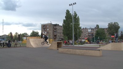 У Дніпрі мешканці житломасиву власними силами створили ролердром (репортаж)