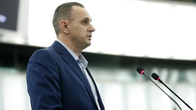 Про рептилоїдів і колаборантів. Новий роман Олега Сенцова. Рецензія й уривок Про рептилоїдів і колаборантів. Новий роман Олега Сенцова. Рецензія й уривок