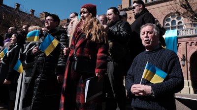 У Чернівцях провели акцію на підтримку заклику про закриття неба над Україною У Чернівцях провели акцію на підтримку заклику про закриття неба над Україною