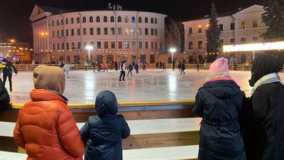 Локдаун у дії: у Києві продовжують працювати ковзанка та оглядове колесо, а в кафе — черги Локдаун у дії: у Києві продовжують працювати ковзанка та оглядове колесо, а в кафе — черги
