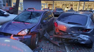Не впоралась з керуванням та в'їхала у припарковані автівки: в Одесі сталася ДТП Не впоралась з керуванням та в'їхала у припарковані автівки: в Одесі сталася ДТП