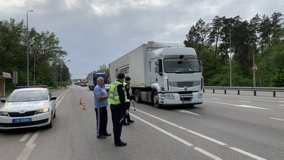 На трасі Київ-Чоп проїзду чекають понад 30 вантажівок. Фото На трасі Київ-Чоп проїзду чекають понад 30 вантажівок. Фото