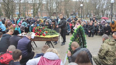 На Сумщині попрощалися з загиблим у боях на Луганщині Олександром Кононенком На Сумщині попрощалися з загиблим у боях на Луганщині Олександром Кононенком