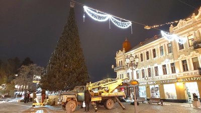 В Ужгороді встановлюють новорічну ялинку