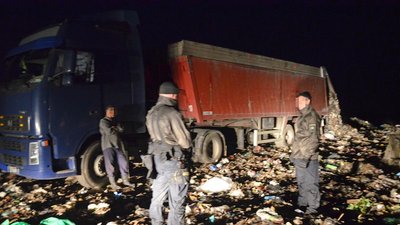 На Житомирщині затримали три вантажівки з Львівським сміттям: відкрито кримінальне провадження На Житомирщині затримали три вантажівки з Львівським сміттям: відкрито кримінальне провадження