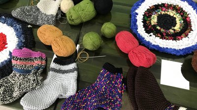 Запит на шкарпетки отримують постійно: житомирські волонтерки в'яжуть для українських військових Запит на шкарпетки отримують постійно: житомирські волонтерки в'яжуть для українських військових