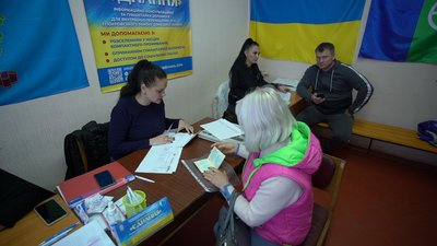 Переселенці є й серед працівників хабу. Переселенці є й серед працівників хабу.