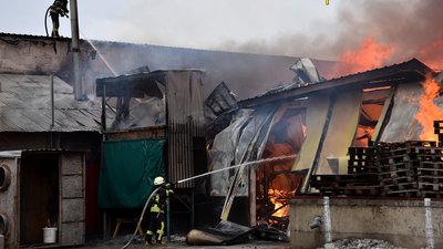 У передмісті Одеси вигоріло 800 кв. м складських приміщень