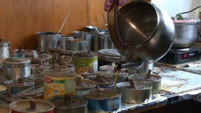 Кишенькове джерело тепла і світла. У Франківську майстриня виготовляє окопні свічки для бійців Кишенькове джерело тепла і світла. У Франківську майстриня виготовляє окопні свічки для бійців