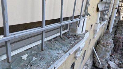 Розбите вікно, обстріли Херсона