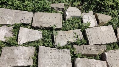 На Франківщині майже два десятки фрагментів надгробків повернули на старе єврейське кладовище На Франківщині майже два десятки фрагментів надгробків повернули на старе єврейське кладовище